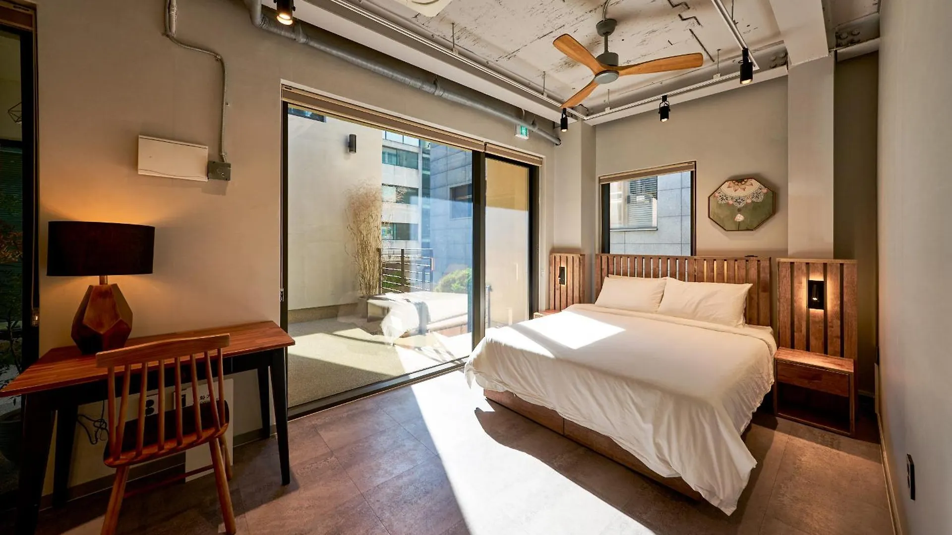 L9 Tailored Service Home Near Hongik Univ Station Seul