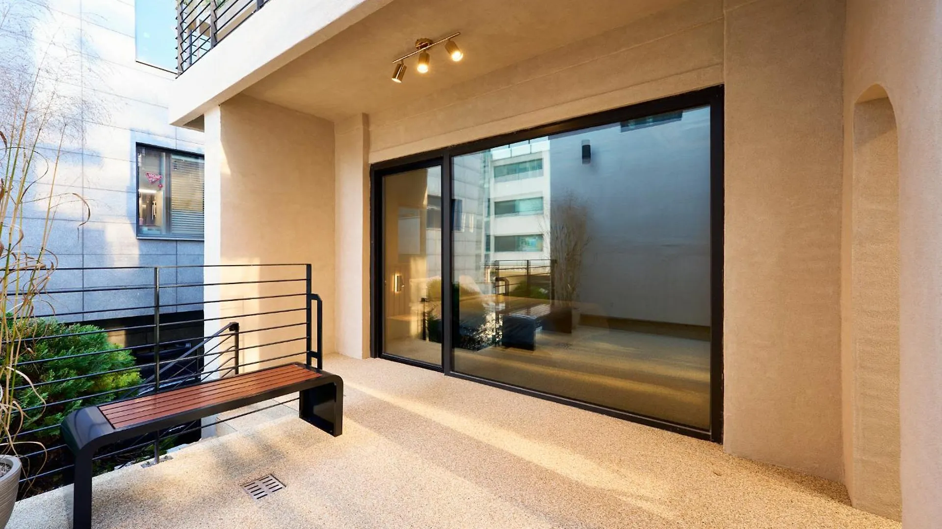 L9 Tailored Service Home Near Hongik Univ Station Seul