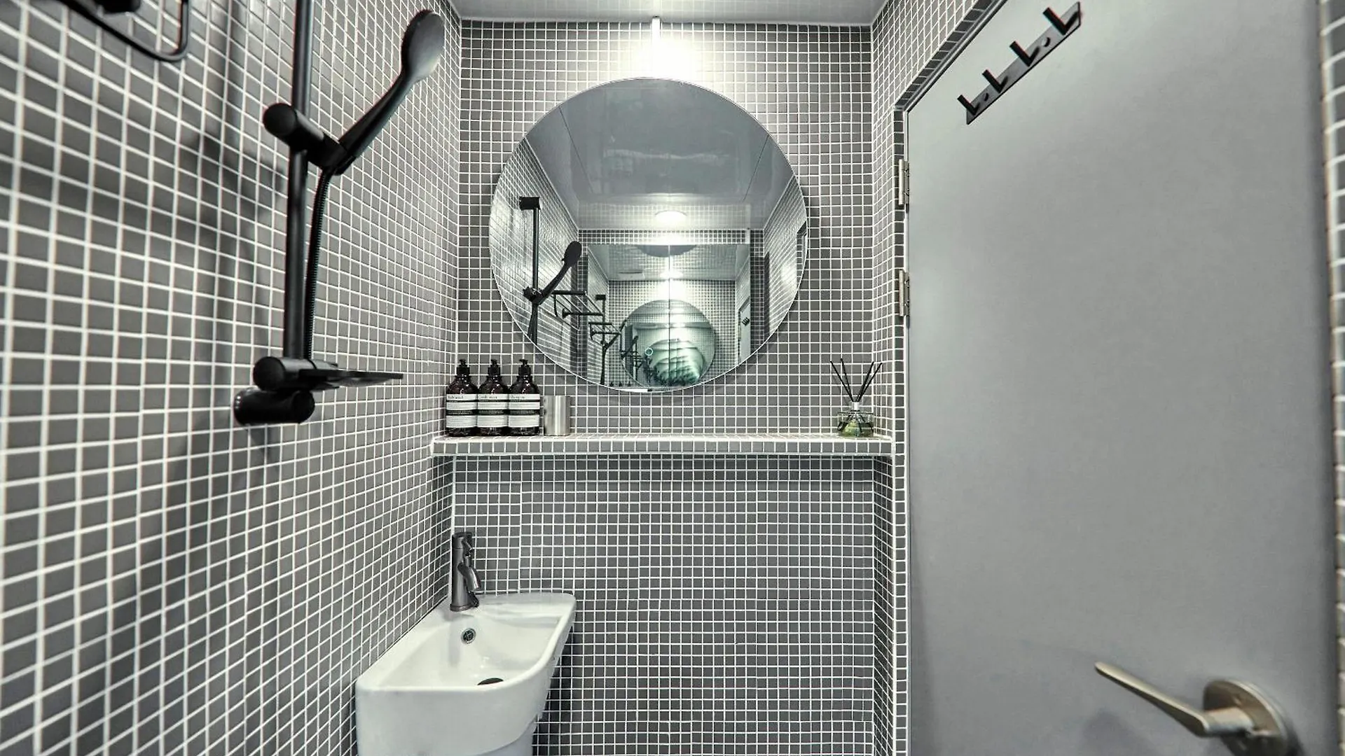 L9 Tailored Service Home Near Hongik Univ Station Seul